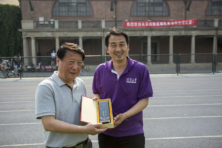 劉主任向楊俊生贈送紀念品_調整大小.jpg